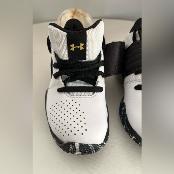 Under Armour🖤💛Boys Hightop Sneakers - Picture 3 of 4